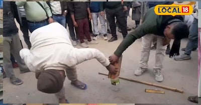 सदर अस्पताल में सांप पकड़ते मरीज़