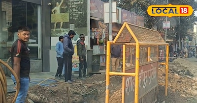 सड़क पर गड्ढों से जनता परेशान 