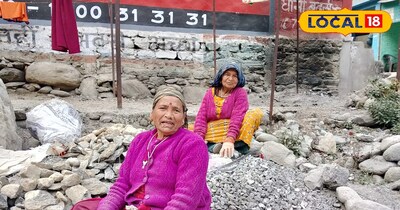 नदी से पत्थर उठाकर लाती और उन्हें तोड़ती पहाड़ी महिलाएँ