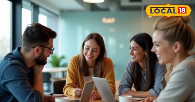 बिजनेस के बारे बात करते युवक युवतियों की सांकेतिक तस्वीर 