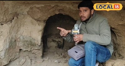 इटिहवा टीले को दिखाते हुए रिपोर्टर विशाल तिवारी 