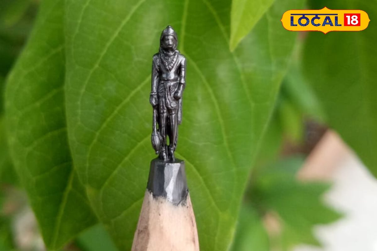 कला का चमत्कार: पेंसिल की नोक पर उकेरी गई 13 mm हनुमान जी की मूर्ति देखने को चाहिए सूक्ष्मदर्शी यंत्र