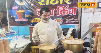 राठौर चाय किंग स्टॉल पर चाय बनाते संचालक