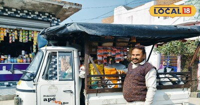 अपने वाहन के साथ रियाज़ मोहम्मद