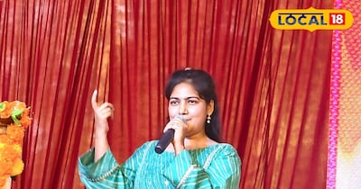 मंच से मिमिक्री करती वंदना कारपेंटर