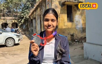 मेडल के साथ