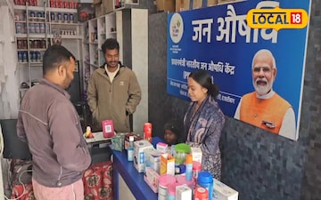 राखी सिन्हा ग्राहकों के साथ