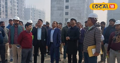 कार्यक्रम स्थल का निरीक्षण करते जिला पदाधिकारी व अन्य अधिकारी