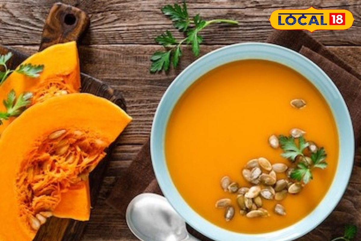 सर्दियों में बढ़ती तोंद को कहें अलविदा! कद्दू का क्रीमी सूप देगा स्वाद गर्माहट और फिटनेस तीनों का मज़ा