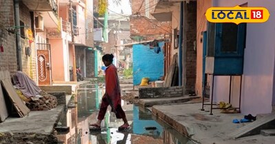 सड़क पर भरा सीवर का पानी