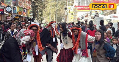 विंटर कार्निवल में झांकी के दौरान फागली को दर्शाते युवा