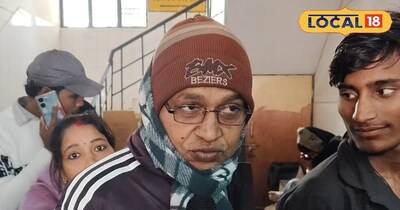 ओपीडी में दवा लेने पहुंचे मरीज से बातचीत करते हुए 