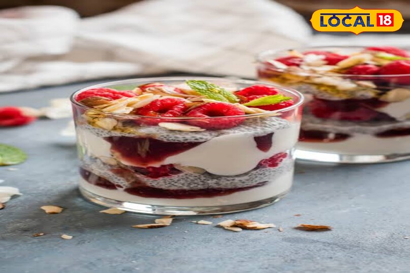 रास्पबेरी-केला योगर्ट पारफेट (Yogurt Parfait) यह पारफेट उन लोगों के लिए बेहतरीन है जिन्हें मलाईदार और कुरकुरा टेक्सचर पसंद है। इसमें ग्रीक योगर्ट का इस्तेमाल होता है जो प्रोटीन का बढ़िया स्रोत है। एक कांच के जार में दही, ताज़ा रास्पबेरी, केले के स्लाइस और भुने हुए पेकान (Pecans) की परतें लगाएं। यह दिखने में जितना सुंदर है पाचन के लिए उतना ही हल्का और फायदेमंद है। रास्पबेरी-केला योगर्ट पारफेट (Yogurt Parfait) यह पारफेट उन लोगों के लिए बेहतरीन है जिन्हें मलाईदार और कुरकुरा टेक्सचर पसंद है। इसमें ग्रीक योगर्ट का इस्तेमाल होता है जो प्रोटीन का बढ़िया स्रोत है। एक कांच के जार में दही, ताज़ा रास्पबेरी, केले के स्लाइस और भुने हुए पेकान (Pecans) की परतें लगाएं। यह दिखने में जितना सुंदर है पाचन के लिए उतना ही हल्का और फायदेमंद है।