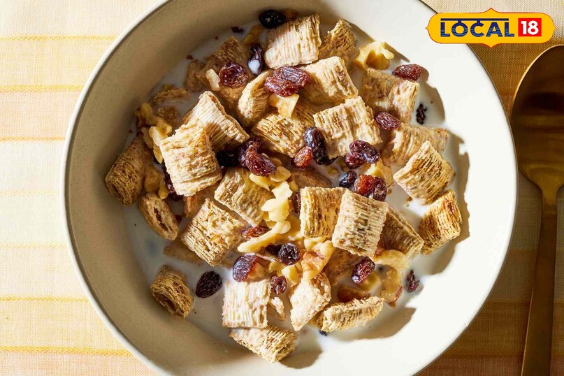 किशमिश और अखरोट वाला (Shredded Wheat) परंपरागत अनाज के नाश्ते को हेल्दी ट्विस्ट देने का यह सबसे आसान तरीका है। यह फाइबर और ओमेगा-3 का बेहतरीन स्रोत है। बिना चीनी वाले श्रेडेड व्हीट सीरियल में दूध, ढेर सारे अखरोट और थोड़ी किशमिश डालें। खरीदते समय लेबल जरूर चेक करें ताकि आपको 0 ग्राम चीनी वाला शुद्ध अनाज मिले। किशमिश और अखरोट वाला (Shredded Wheat) परंपरागत अनाज के नाश्ते को हेल्दी ट्विस्ट देने का यह सबसे आसान तरीका है। यह फाइबर और ओमेगा-3 का बेहतरीन स्रोत है। बिना चीनी वाले श्रेडेड व्हीट सीरियल में दूध, ढेर सारे अखरोट और थोड़ी किशमिश डालें। खरीदते समय लेबल जरूर चेक करें ताकि आपको 0 ग्राम चीनी वाला शुद्ध अनाज मिले।