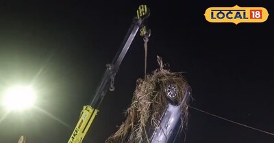 कार को निकालने के लिए इतने आधुनिक साधन. 