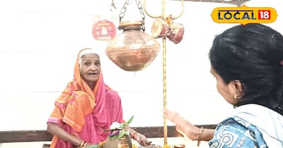 शिवजी की पुजा अर्चना करते महिलाएं