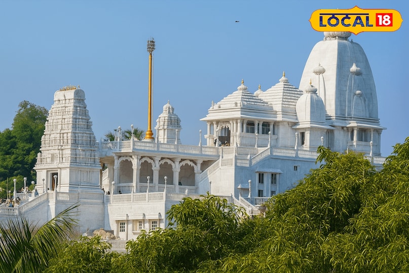 बिड़ला मंदिर ​नौबत पहाड़ पर स्थित यह मंदिर सफेद संगमरमर से बना एक अद्भुत वास्तुशिल्प है। यहाँ से पूरे हैदराबाद और हुसैन सागर झील का जो विहंगम दृश्य दिखता है वो किसी ड्रोन शॉट से कम नहीं है। शांति और सुकून के साथ शहर की चमक को ऊपर से निहारना है 