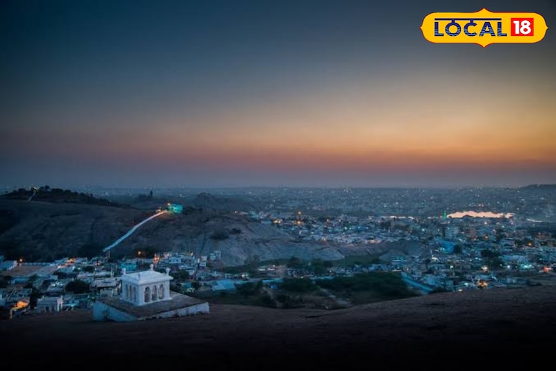 मौला अली पहाड़ी ​अगर आप भीड़भाड़ से दूर थोड़ी ऊंचाई पर जाना चाहते हैं तो मौला अली पहाड़ी एक शानदार विकल्प है। यहाँ लगभग 500 सीढ़ियाँ चढ़ने के बाद आप शहर के सबसे ऊंचे पॉइंट्स में से एक पर होते हैं। सूर्यास्त देखने के लिए यह सबसे बेहतरीन और जीरो बजट वाली जगह है