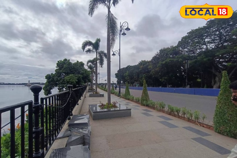 हुसैन सागर झील और नेकलेस रोड ​हैदराबाद की पहचान बन चुकी यह झील शाम के वक्त गुलज़ार रहती है। झील के किनारे ठंडी हवाओं के बीच पैदल चलना और बुद्ध प्रतिमा को दूर से देखना काफी सुकून देता है। नेकलेस रोड पर लोगों की भीड़ और शहर की लाइफस्टाइल को कैमरे की नज़र से ऑब्जर्व करने के लिए यह बेहतरीन जगह है। 