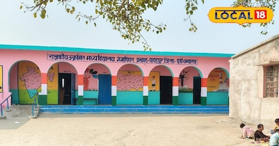 विद्यालय में भवन के बदले खंडहर, विद्यालय परिसर से होकर गुजरती है गाड़ियां।