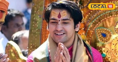 पंडित धीरेंद्र कृष्ण शास्त्री (फाइल फोटो)