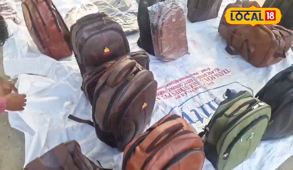 यूपी के मुजफ्फरनगर से बैग लाकर अररिया में कर रहे कारोबार, 200 से शुरू होती है कीमत, हो रही बढ़िया कमाई