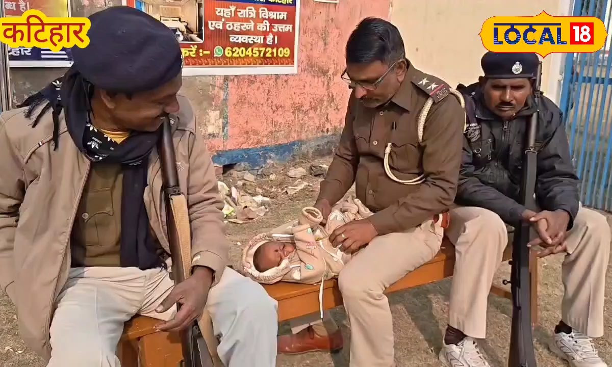 परीक्षा केंद्र के बाहर रो रहा था एक बच्चा, पुलिस ने किया ऐसा काम, वीडियो हो गया वायरल