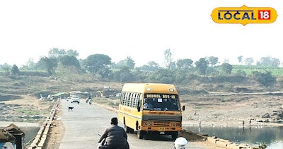 पुलिया से निकलते वाहन