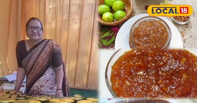 अचार की दुकान लगती  महिला