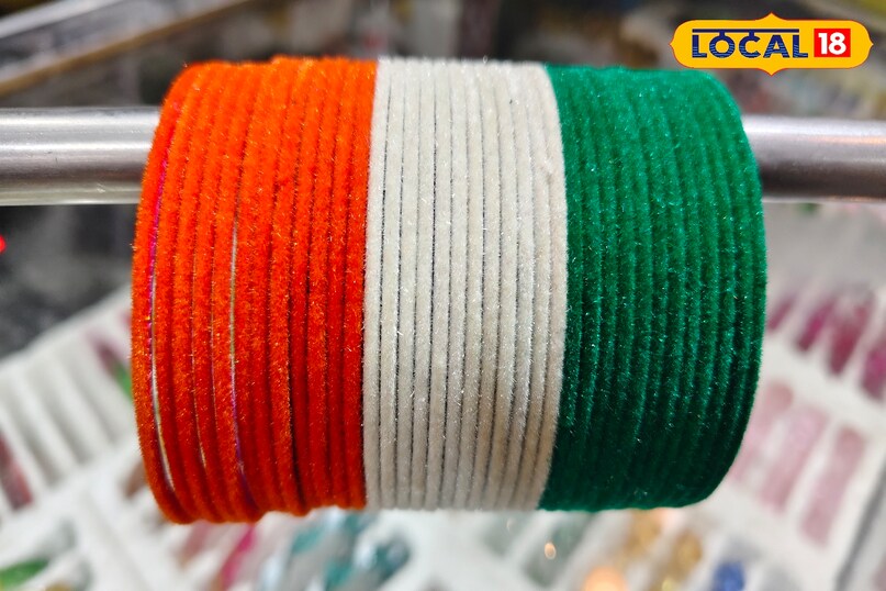 वेलवेट से तैयार तिरंगा चूड़ियां 