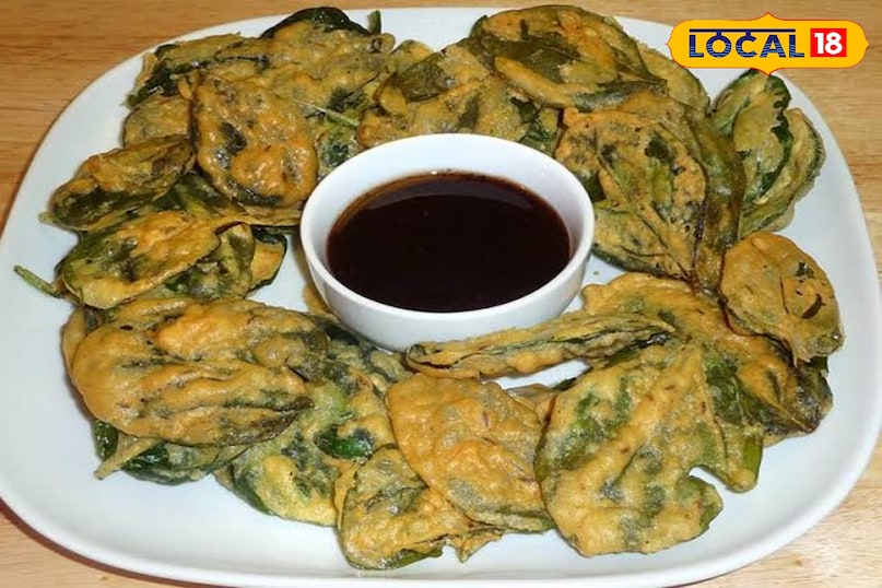 हेल्दी पालक के चिप्स अगर आप सेहत का ध्यान रखना चाहते हैं, तो पालक के पत्ते कमाल के लगते हैं। पालक के बड़े पत्तों को धोकर सुखा लें। बेसन, चावल का आटा, अजवाइन और मसालों का एक पतला घोल बनाएं। पत्तों को इसमें डुबोकर कुरकुरा होने तक तलें। यह चिप्स और पकोड़े का एक फ्यूजन है जो दही के साथ बहुत अच्छा लगता है।