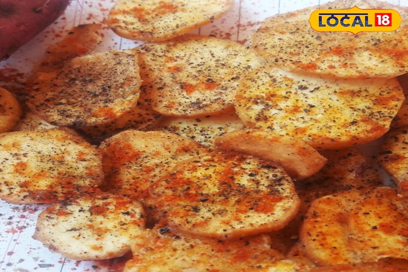 शकरकंद के चिप्स मीठे और नमकीन का बैलेंस चाहने वालों के लिए यह बेस्ट है। शकरकंद को पतला स्लाइस करें। इन पर थोड़ा जैतून का तेल और नमक लगाकर एयर फ्रायर या ओवन में बेक करें आप इन्हें तल भी सकते हैं। इस पर थोड़ा चाट मसाला और नींबू का रस डालकर सर्व करें।