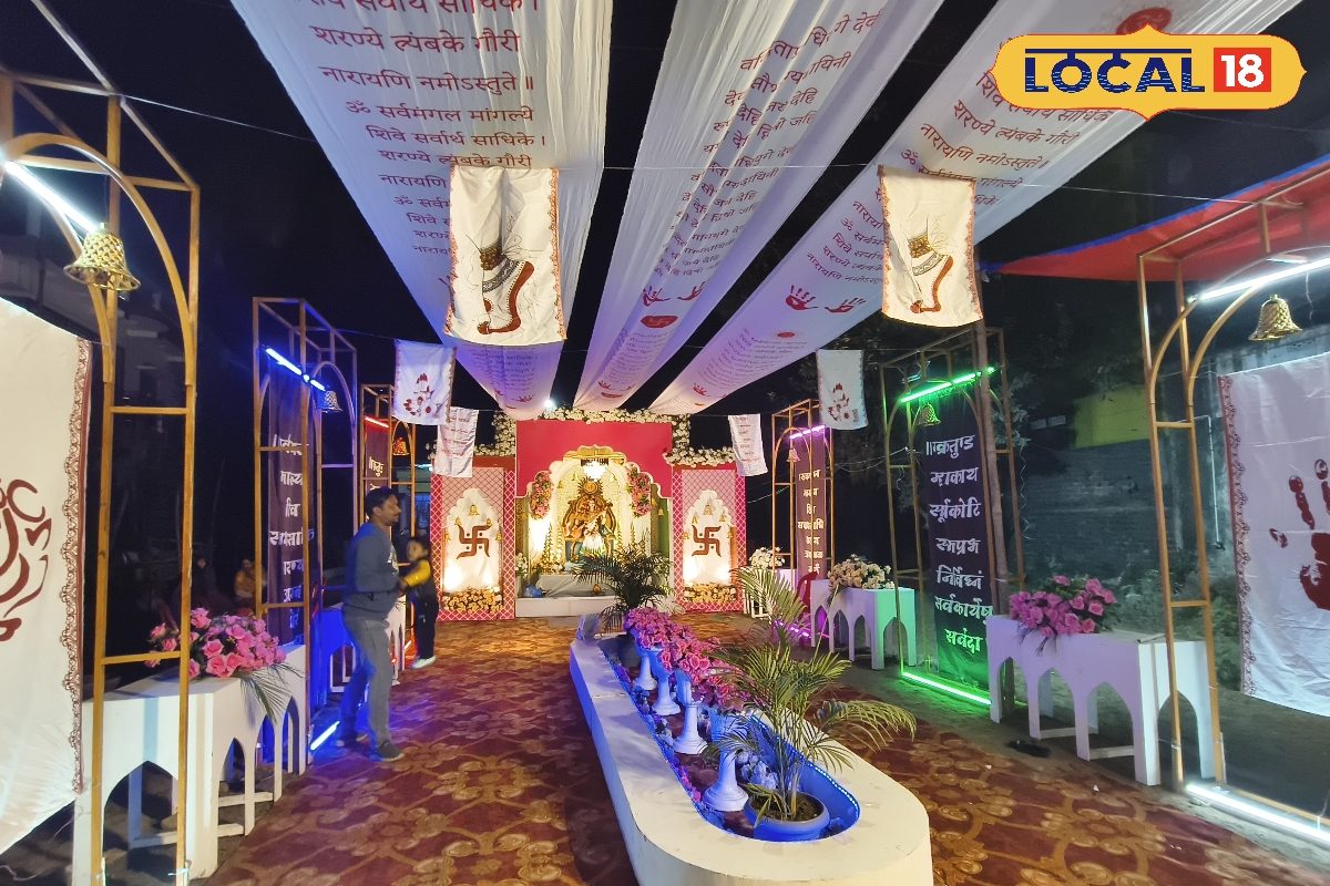 पूजा पंडाल नहीं, 108 मंत्रों का महल!  पूर्णिया की यह भव्य रचना देखकर लोग कह रहे वाह-वाह! देखें Photos