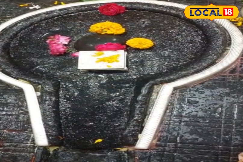 बाबा बैद्यनाथ जी को तिलक दिया गया 