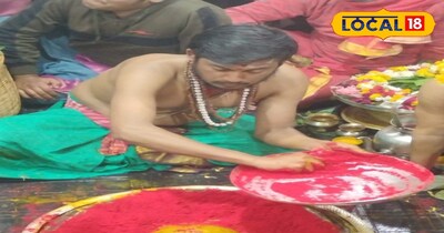 बाबा बैद्यनाथ पर चढ़ाया गया अबीर ग़ुलाल से तिलक.