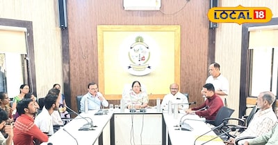 लोगों को जानकारी देते नगर निगम के अधिकारी 