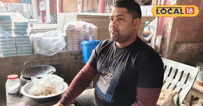 दुकानदार गिरजेश जायसवाल समोसा बनाते हुए 