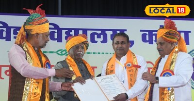 शोधार्थियों को पीएचडी की उपाधि प्रदान करते हुए 