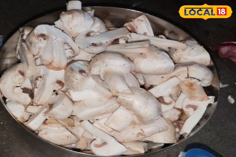सबसे पहले मशरुम को अच्छे से धो ले 