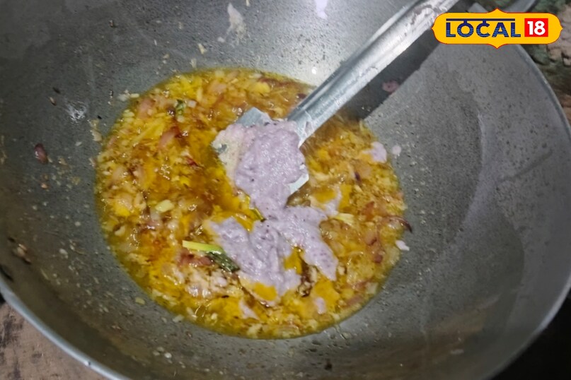 अब कढ़ाई मे मिडियम आंच पर घी या तेल डालकर प्याज फ्राई करे 