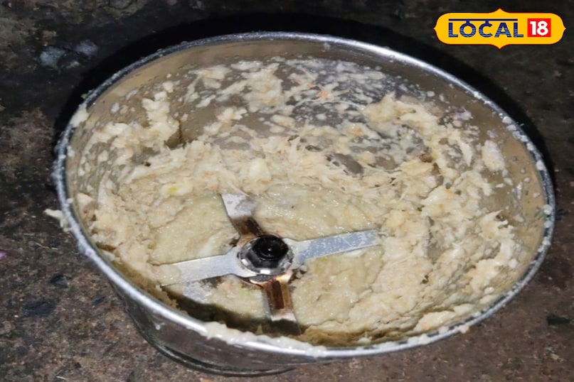 मिक्सी मे प्याज टमाटर का पेस्ट त्यार कर ले 