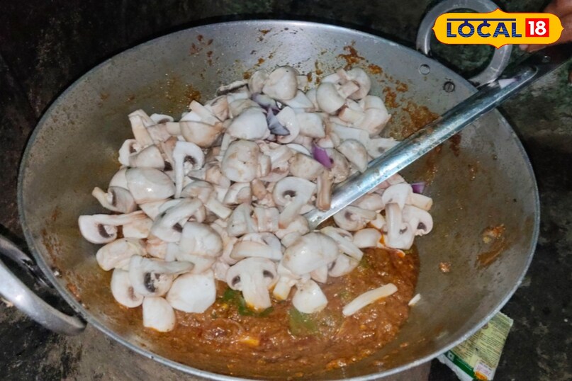 मशरुम को कढ़ाई मे डाले 