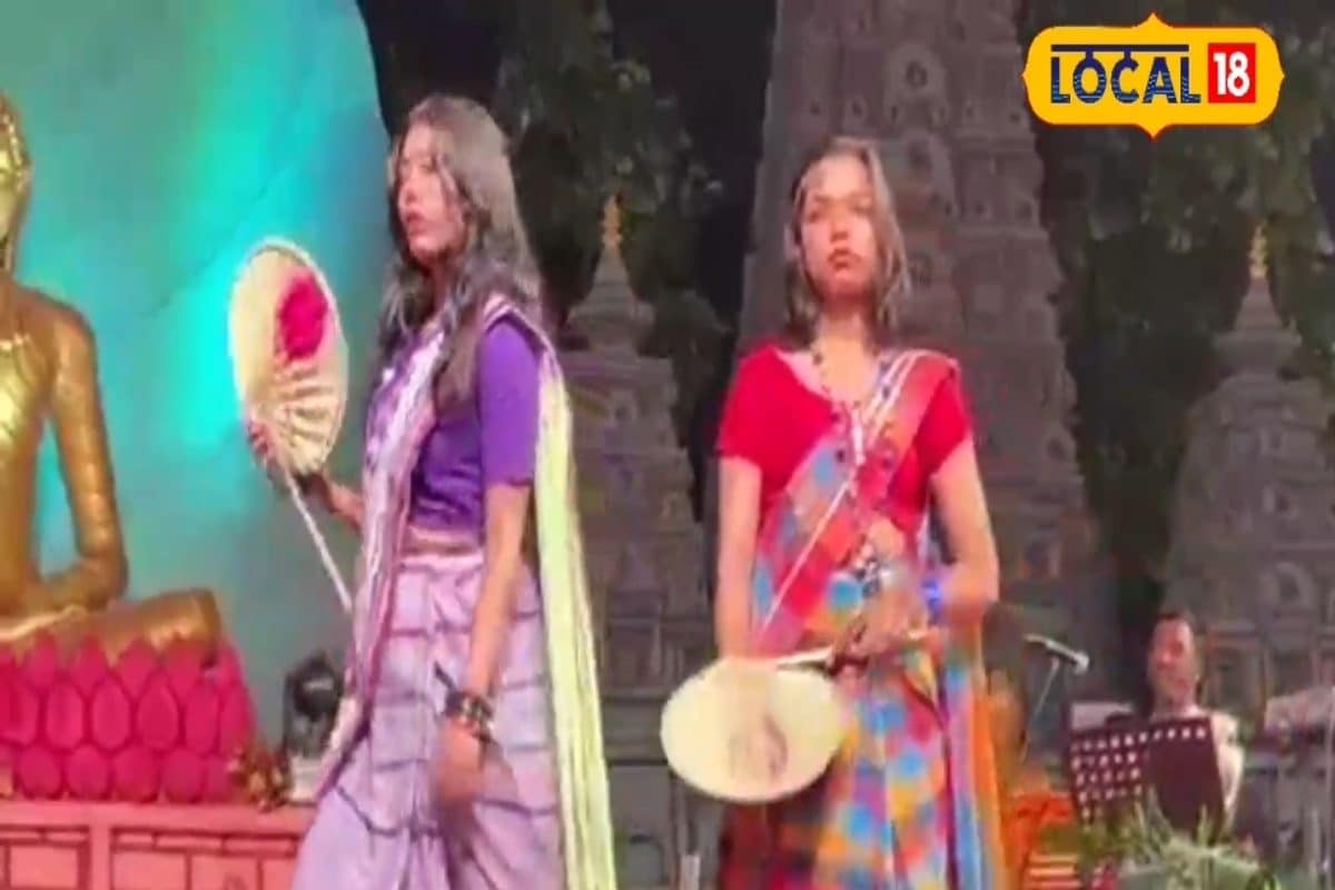 बौद्ध महोत्सव में दिखा बिहार का मैनचेस्टर का जलवा! हाथ में पंखा, पटवा टोली का पारंपरिक वस्त्र पहनकर की कैट वॉक