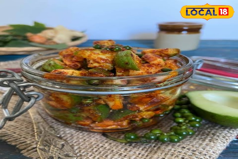 नमी से बचाव है जरूरी सफाई के बाद मिर्च और अदरक को पूरी तरह सुखाना सबसे महत्वपूर्ण चरण है। धोने के बाद इन्हें सूती कपड़े से पोंछ लें और कुछ देर पंखे की हवा या हल्की धूप में रखें। अचार में मौजूद जरा सी भी फंगस लगने का मुख्य कारण बनती है।