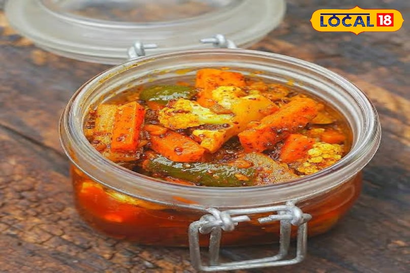 सरसों तेल का सही उपयोग अचार के लिए सरसों का तेल सबसे उत्तम माना जाता है। तेल के कच्चेपन और तीखी गंध को दूर करने के लिए उसे धुआं उठने तक गर्म करें और फिर पूरी तरह ठंडा होने के बाद ही मसालों में मिलाएं। यह प्रक्रिया अचार के स्वाद को दोगुना कर देती है।