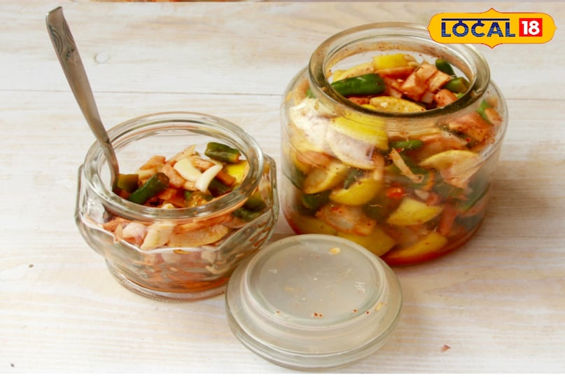 अचार को लंबे समय तक सुरक्षित रखने और उसमें खटास लाने के लिए नींबू का रस या सिरका जरूर डालें। ये न केवल शेल्फ लाइफ बढ़ाते हैं बल्कि अदरक और मिर्च के तीखेपन को संतुलित कर एक बेहतरीन 'टैंगी' फ्लेवर देते हैं।अचार को हमेशा कांच या चीनी मिट्टी के बर्तन में ही स्टोर करें और निकालते समय सूखे चम्मच का इस्तेमाल करें।