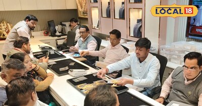 हल्के सोने चांदी की खरीदारी करते लोग