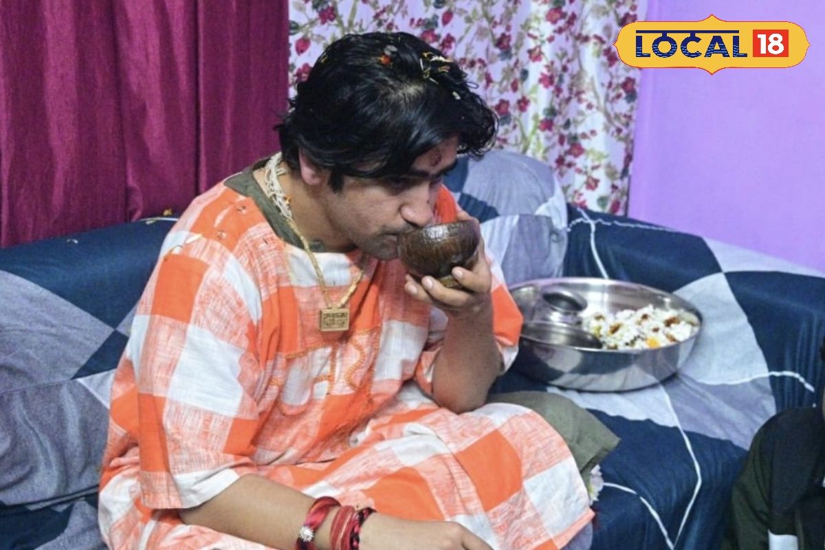 राखी का वचन निभाने आधी रात पहुँचे बागेश्वर धाम सरकार दो बहनों के घर चाय पीकर जीता दिल