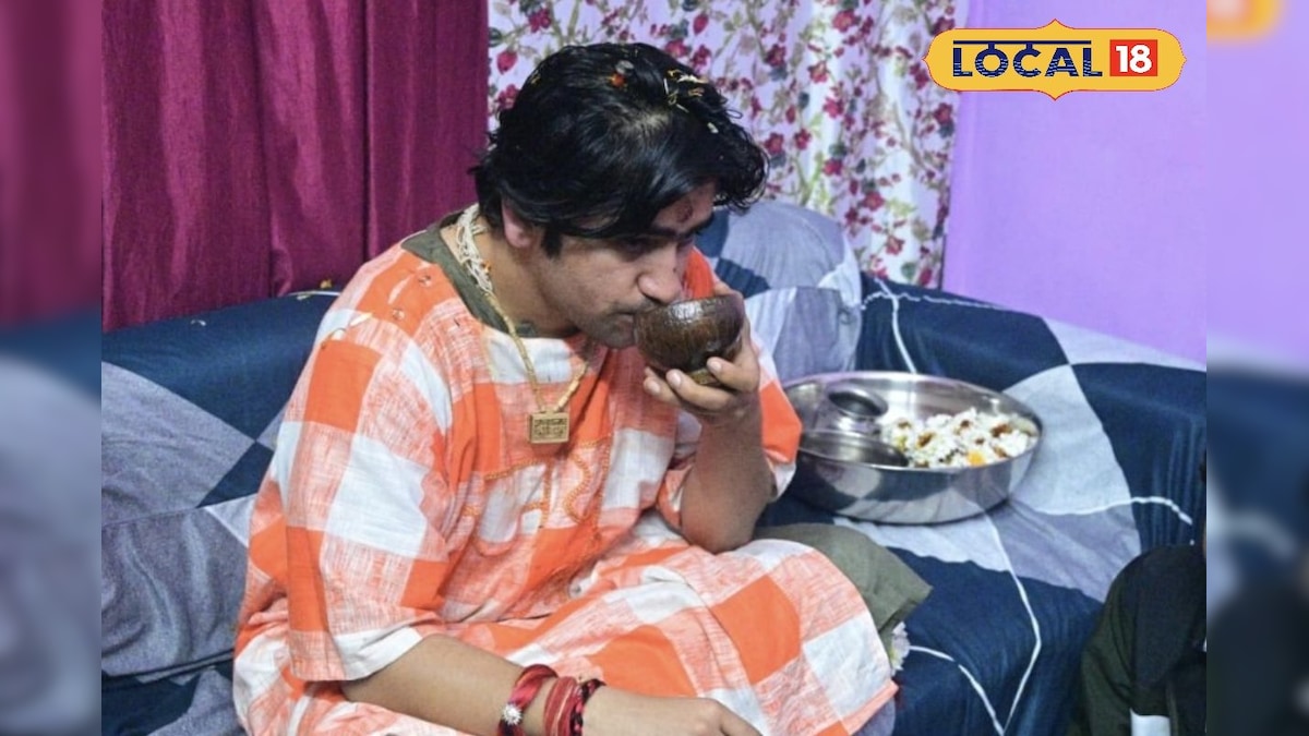 राखी का वचन निभाने आधी रात पहुँचे बागेश्वर धाम सरकार, दो बहनों के घर चाय पीकर जीता दिल