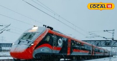 बर्फ‌ के बीच पहाड़ों से गुजरती बंदे भारत ट्रेन